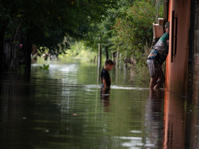 Alerta por tormentas en el norte argentino: Corrientes lidia con inundaciones