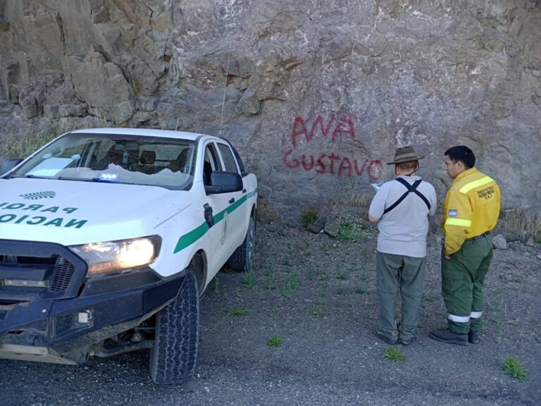 Camionero vandaliza piedra en el Parque Nacional Nahuel Huapi y se graba preguntando: ‘¿Te molesta a vos?’