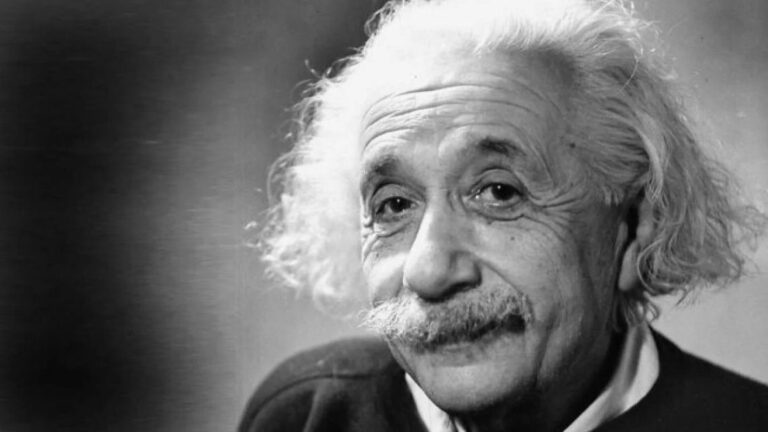 Celebramos 110 Años de la Relatividad General de Einstein: La Revolución en nuestra Comprensión de la Gravedad