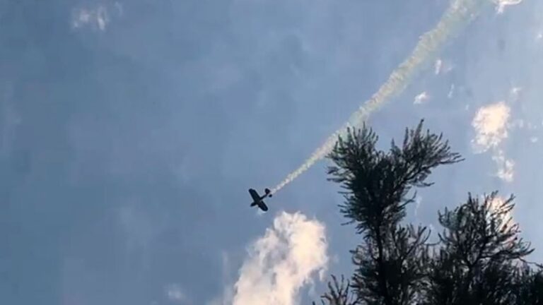 Video: Evacuación en Alta Gracia por avioneta que volaba bajo y hacía acrobacias