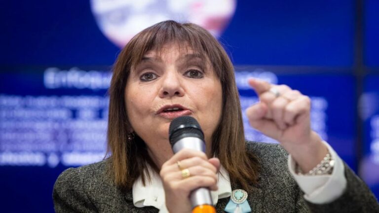 Bullrich establece plazo: la reforma laboral deberá estar lista antes de fin de año.