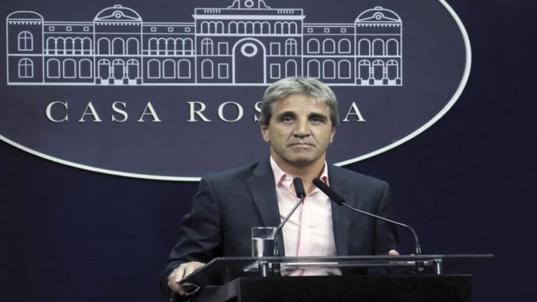 Caputo Anuncia Retorno al Mercado de Deuda: Impacto Positivo en Bonos