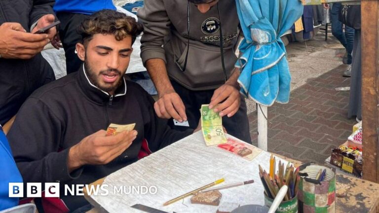 El Estudiante en Gaza que Repara Billetes en Tiempos de Crisis