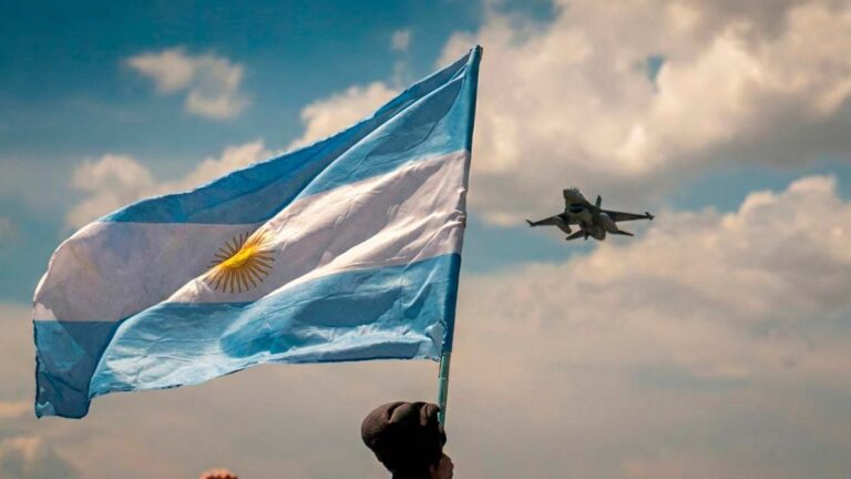 Impresionantes fotos del vuelo de los F-16 sobre Buenos Aires