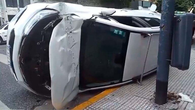 Camioneta en contramano: choca y vuelca tras recorrer cinco cuadras