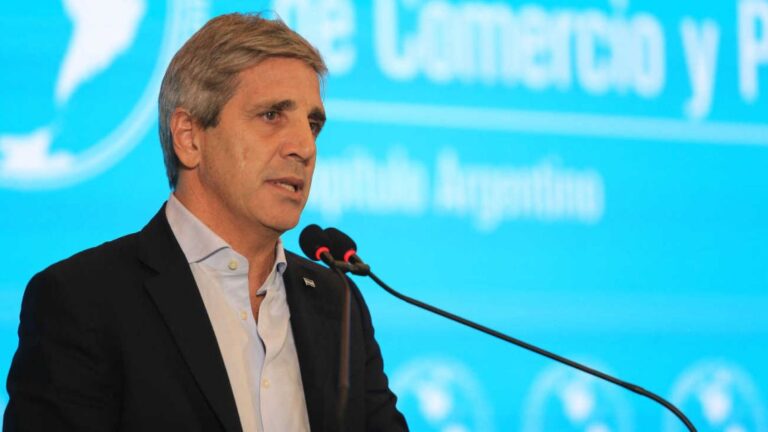 Crisis Cotidiana: Caputo Frente a Empresarios Impacientes en un Círculo Rojo Aumentado