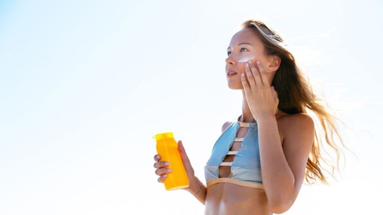 Guía Esencial: Protege tu Piel del Sol en la Playa Este Verano 2026
