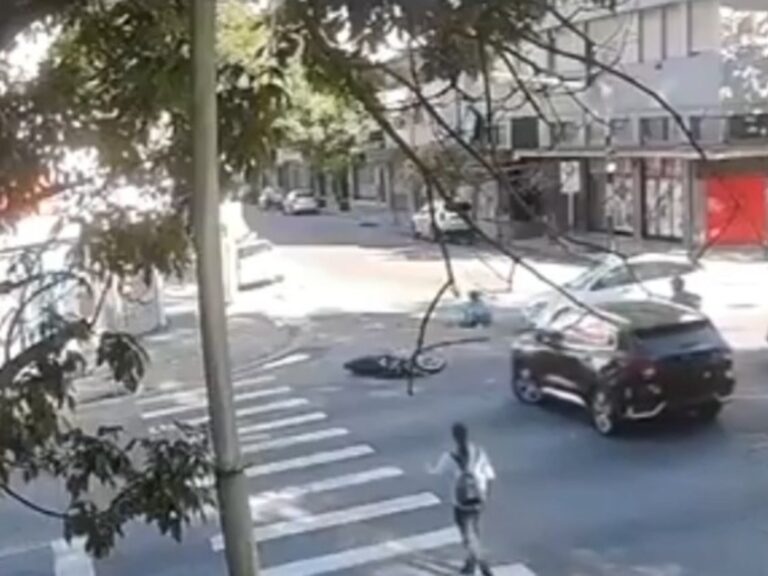 Motociclista sale volando tras ser chocado por auto que pasaba en rojo