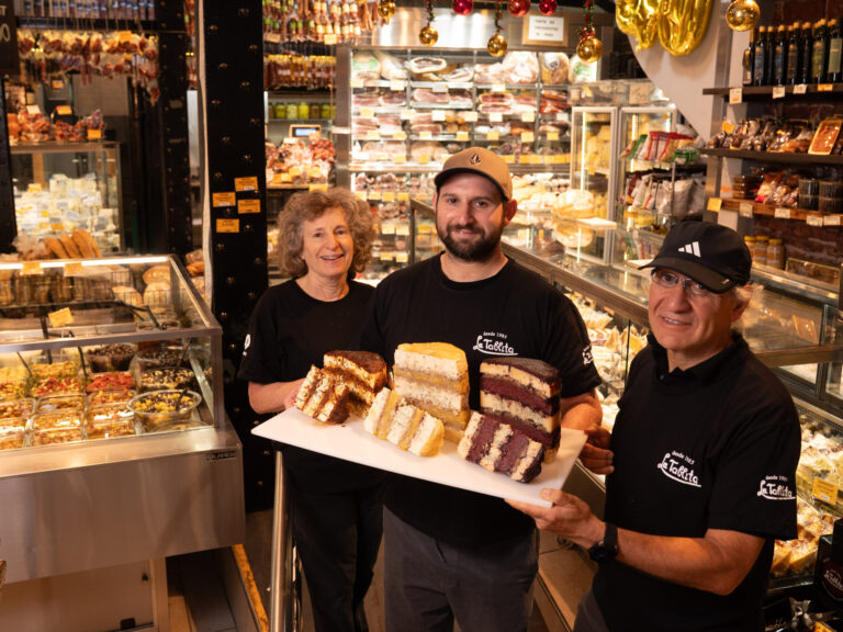 Belgrano celebra 40 años de una fiambrería que se transformó en boutique con 400 quesos