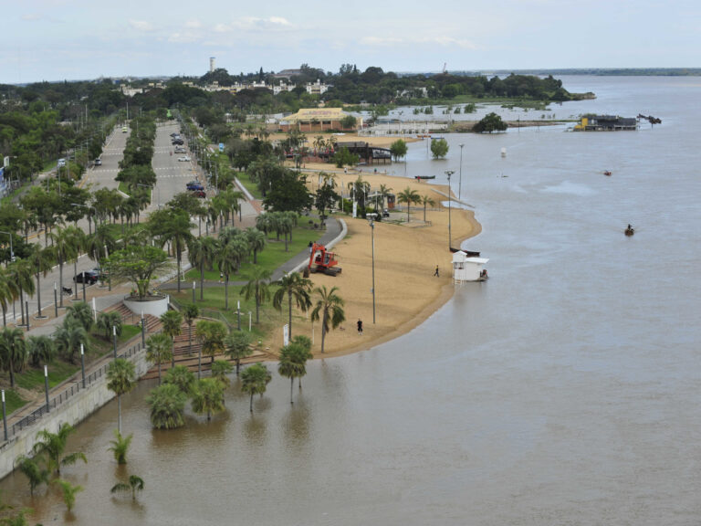 Lancha vuelca en el río Paraná: Dos tripulantes desaparecidos