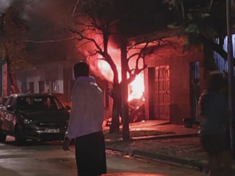 Hombre grave tras salir a la calle envuelto en llamas