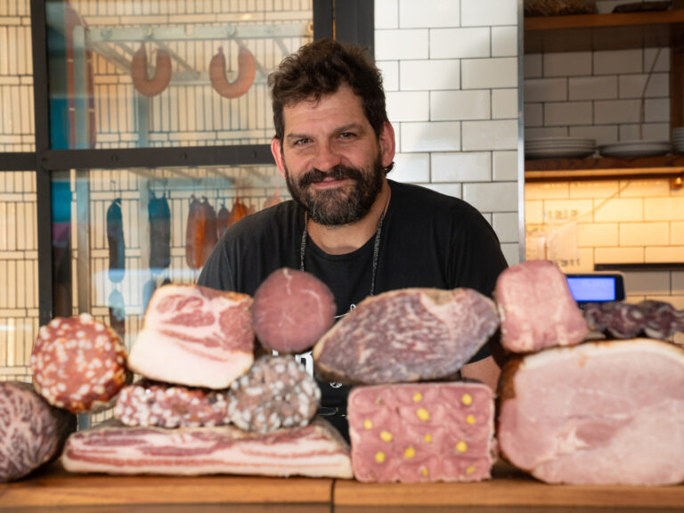 Heredero de un siglo de tradición: El artesano que conquista a los chefs con su salames, jamones y chorizos