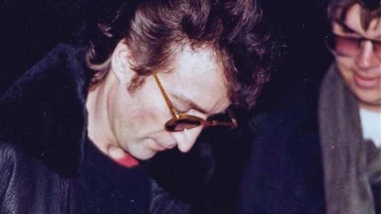 El secreto de John Lennon que atormentaba a su asesino