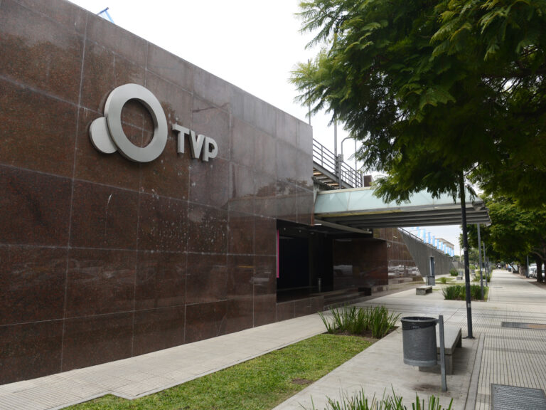 El Gobierno planea despedir a 500 empleados de la TV Pública y Radio Nacional