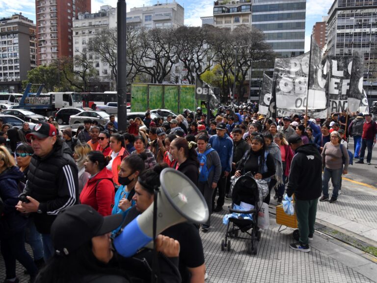 Protestas de estatales y piqueteros contra la reforma laboral del Gobierno