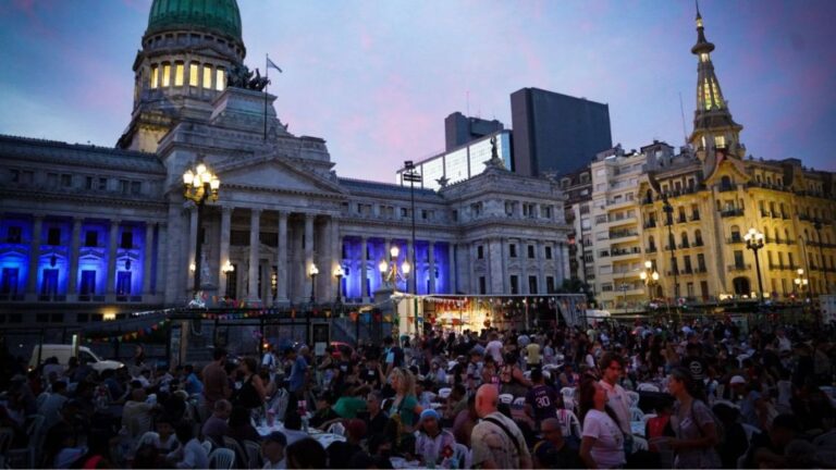 Impacto de la Cena Solidaria Frente al Congreso: ‘En Fiestas se Acentúan las Necesidades’