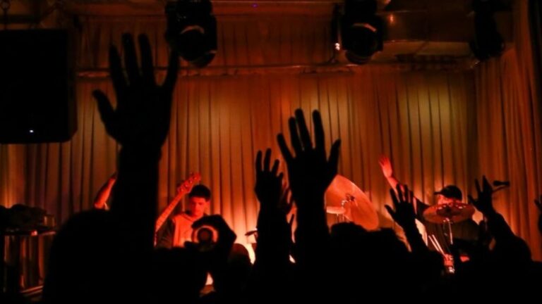 Strange Fruit: Los Grupos Musicales Únicos que Debes Escuchar