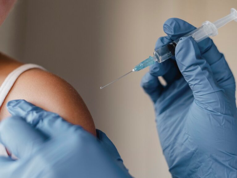 Impactos de la Vacuna del Dengue en Mayores de 60 y Previos a la Infección