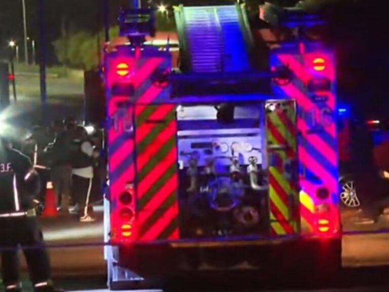 Cuatro bomberos atropellados mientras apagaban un incendio: uno falleció