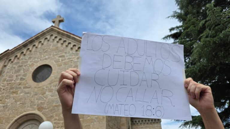 Escuela de Carlos Paz rechaza acusaciones de abuso: padres y madres exigen justicia en protesta