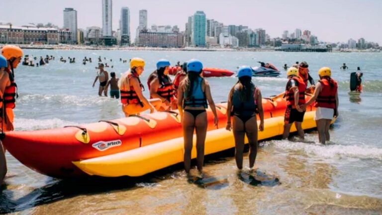 “Verano 2026 en Mar del Plata: Precio actual de un paseo en banana en Punta Mogotes”