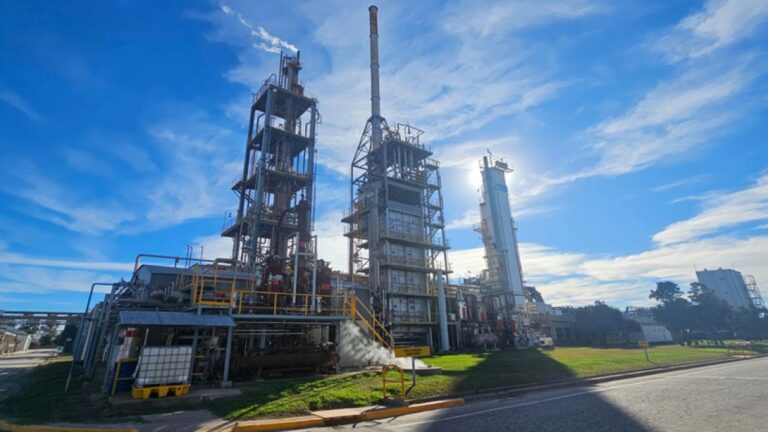 Cierre inminente de histórica petroquímica tras despido de 200 trabajadores