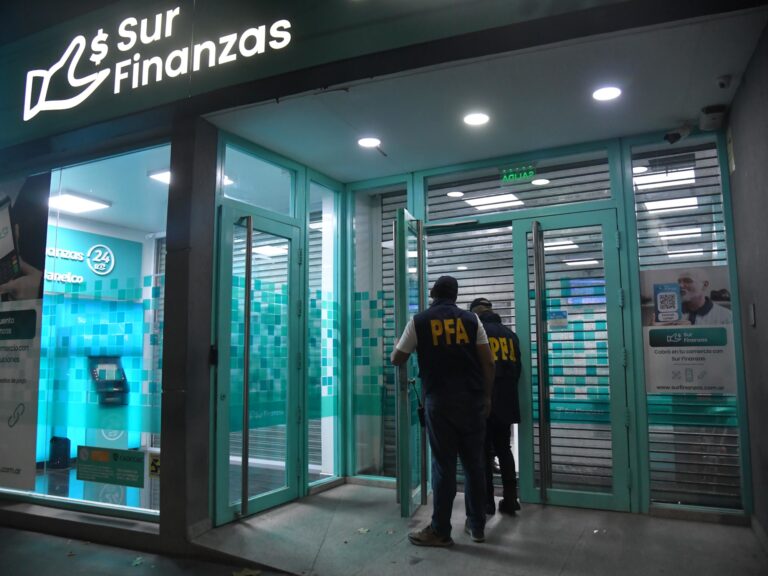 Desmantelan un depósito con valiosos documentos y cajas de seguridad