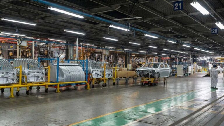 Automotriz adelanta vacaciones hasta enero por caída en ventas