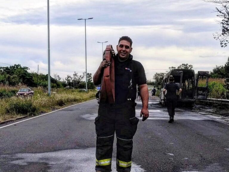 Trágica Imagen del Bombero que Pereció Apagando un Incendio