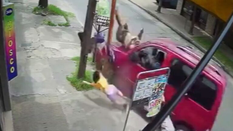 Camioneta choca contra un hombre y sus dos hijas pequeñas
