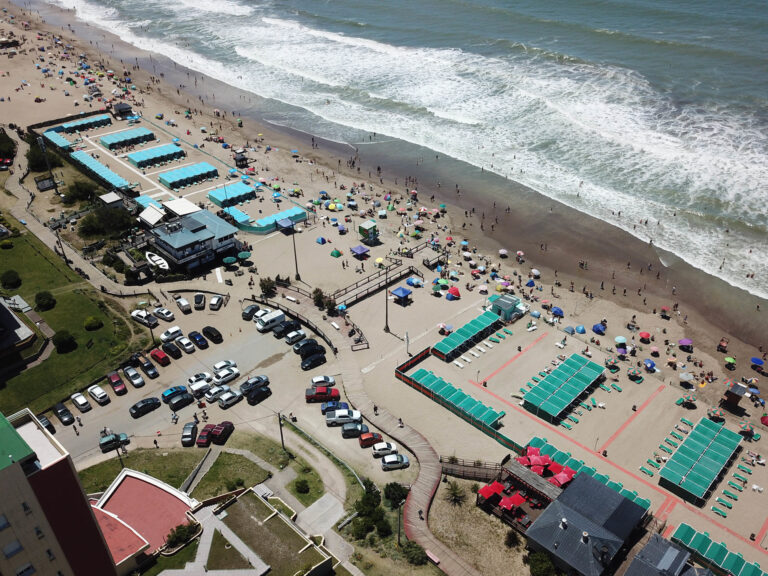 Precios de carpas y sombrillas en las playas de Villa Gesell, Mar del Plata y Necochea para las vacaciones 2026