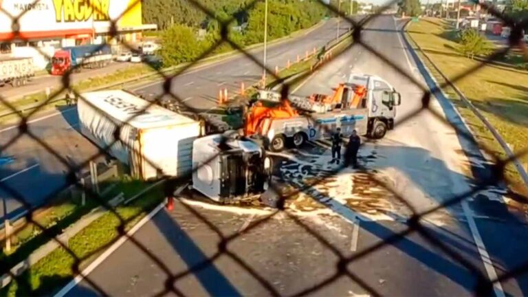 Accidente en la Panamericana: Camión volcado con aceite bloquea ambos carriles