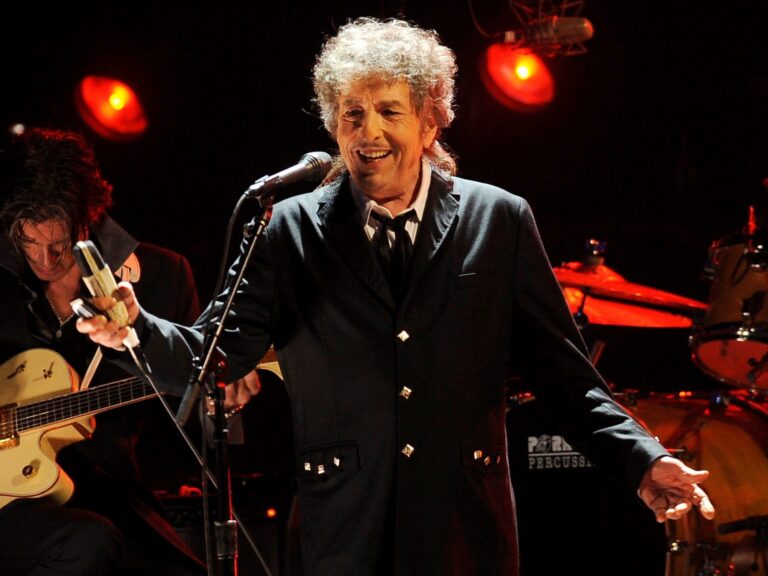 A los 84 años, ¡anuncia su gira para el próximo año!