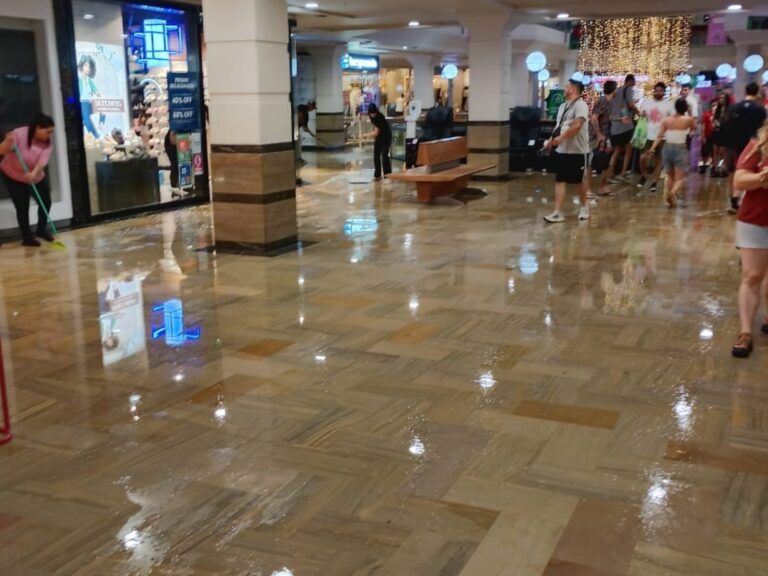 Inundaciones en Unicenter: Caos navideño y pasillos anegados