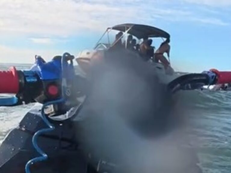 Dos argentinos salvan a familia volcada en lancha en Punta del Este en jet ski