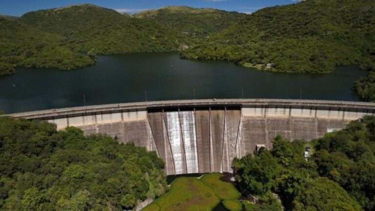 Dique La Quebrada: Se activa válvula tras alcanzar el nivel de vertedero
