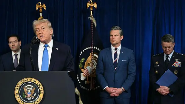 Donald Trump dirigiéndose al público.