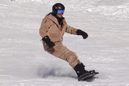 El hijo de Carolina de Mónaco se divierte en los Alpes suizos a bordo de su tabla