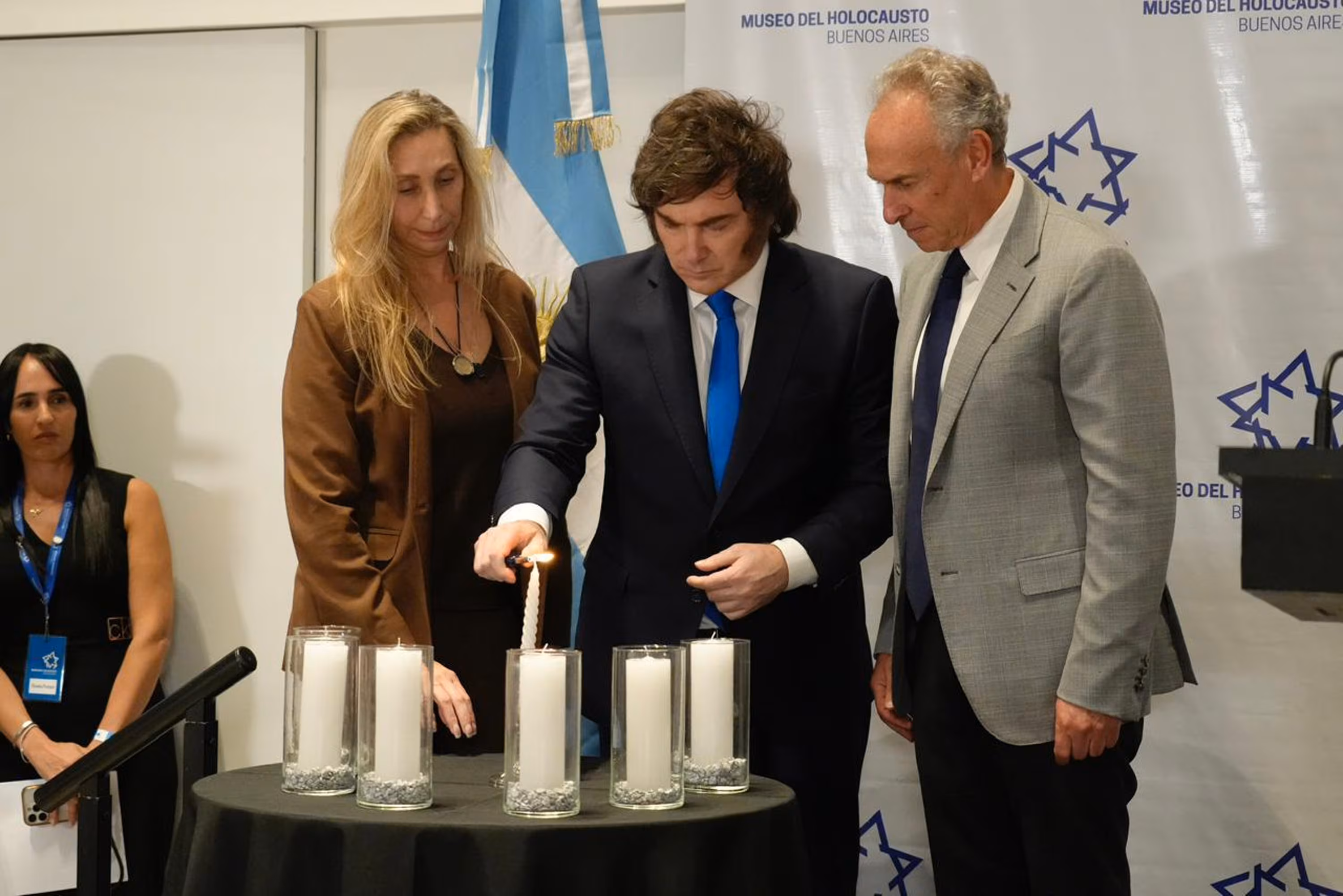 El presidente Javier Milei en el Museo de la Shoá, junto a su hermana Karina y al empresario Marcelo Mindlin