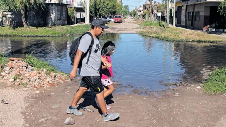 Más de 300,000 familias habitan en hogares con pisos de tierra: ¿cómo afecta a la infancia?