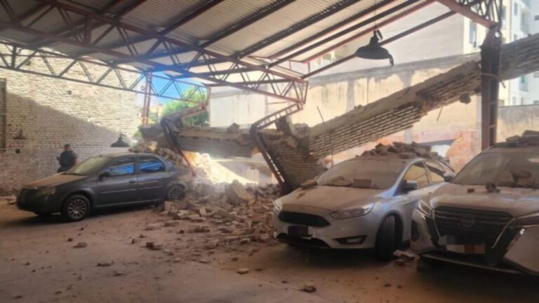 Derrumbe en General Paz causa severos daños a vehículos y edificios vecinos