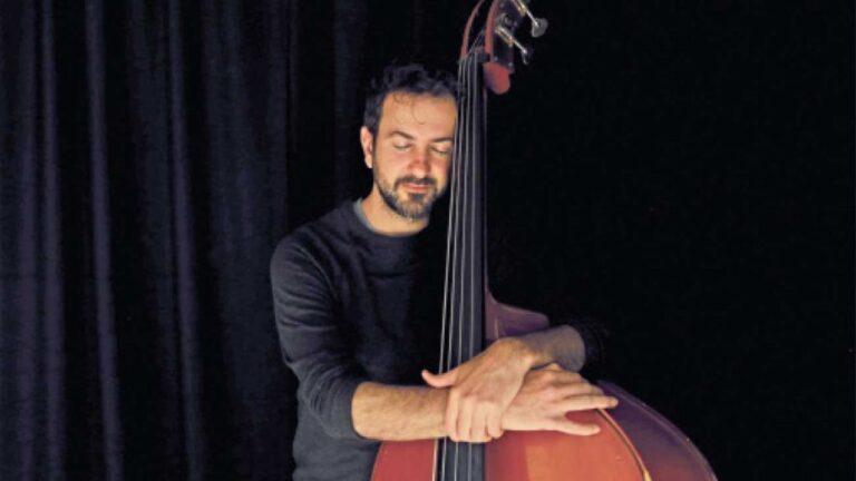 Encuentro Fantasmal: Un Músico y su Instrumento