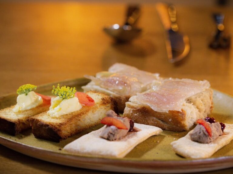 Delicias del Mar: Focaccia con Anchoa Curada y Galleta Marinera con Paté de Pescado