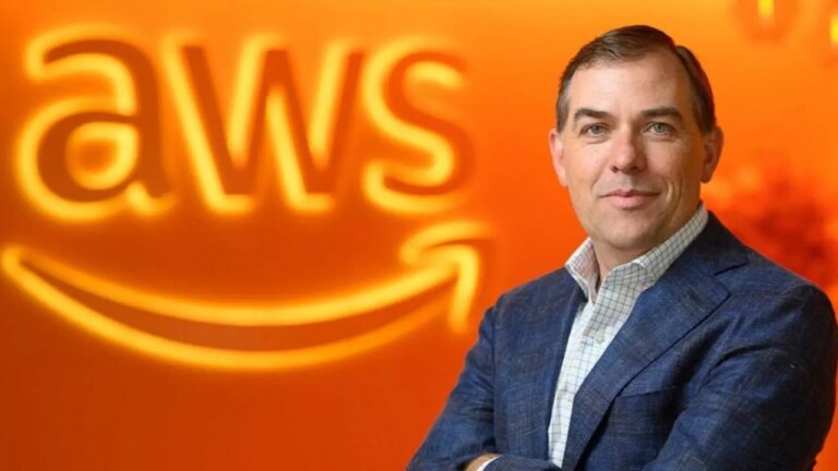 El CEO de AWS denuncia a empresas que sustituyen talento joven con IA
