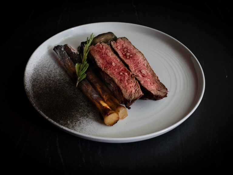 Delicioso bife de chorizo y molleja caramelizada