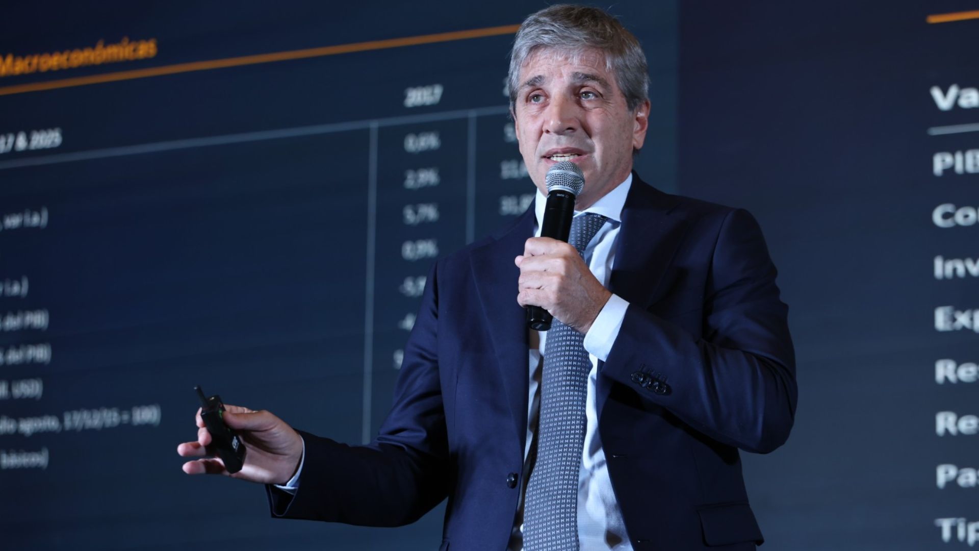 Luis Caputo celebra el superávit fiscal de 2025