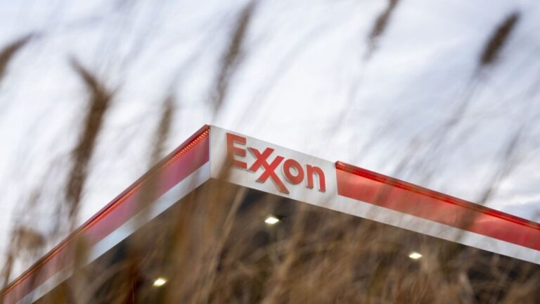 Trump evalúa excluir a Exxon del plan en Venezuela