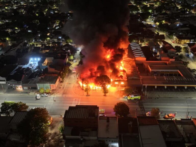 Incendio arrasa taller de autos y ferretería en Avenida Colón; vecinos evacuados