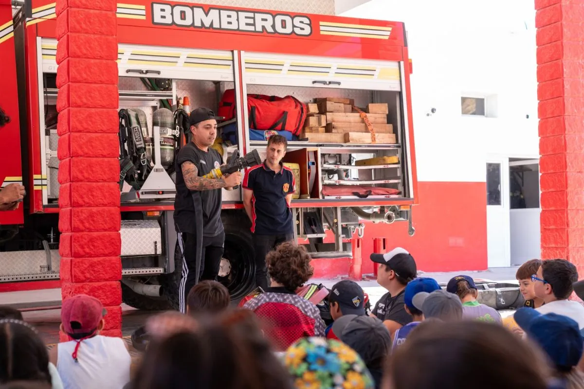 Niños aprendiendo sobre bomberos