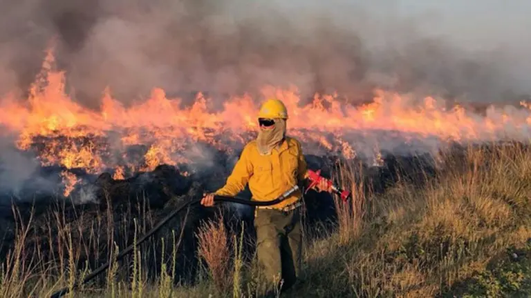 Bomberos en acción en la Patagonia